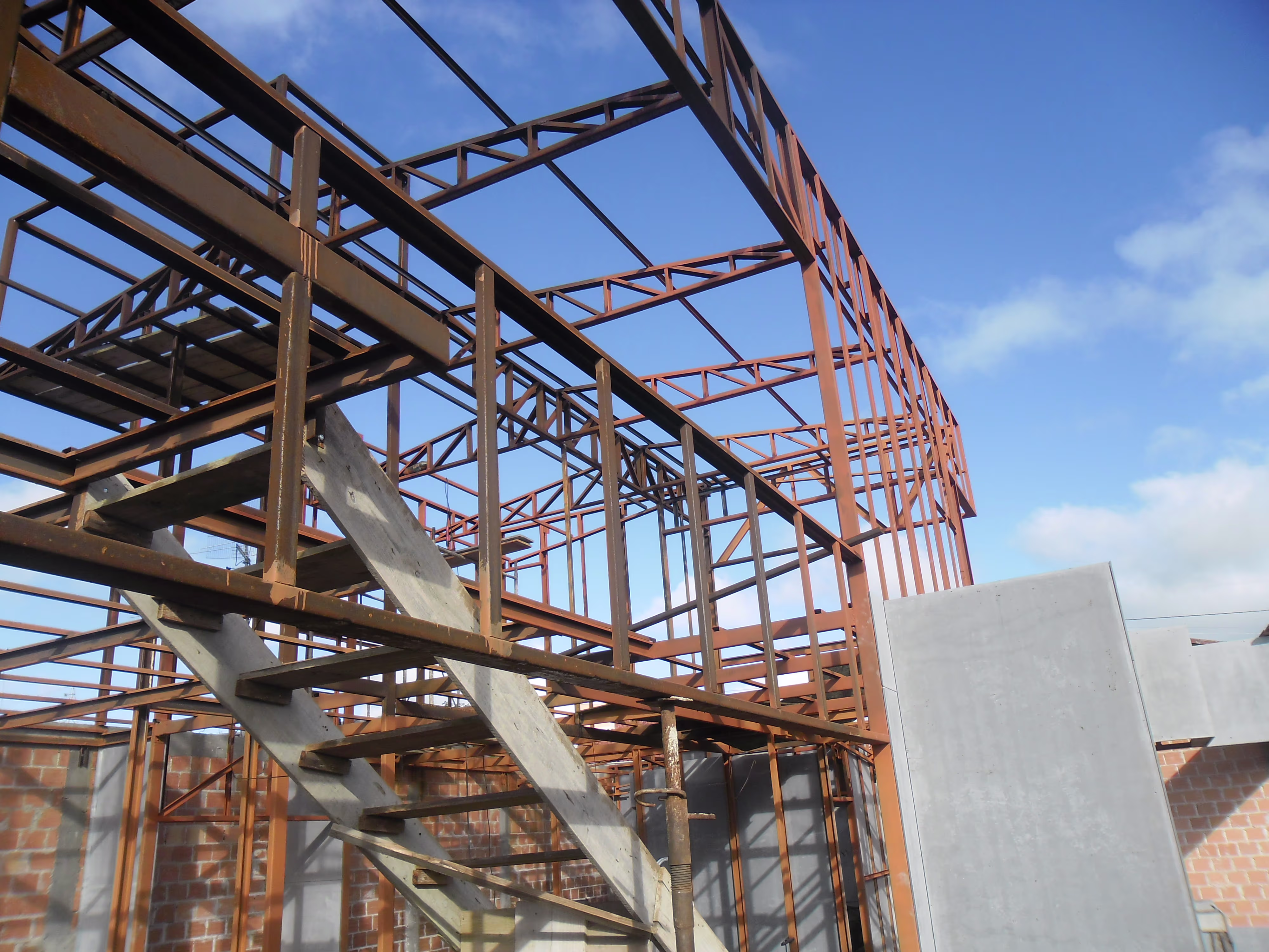 Estrutura metálica industrial concluída pela Gualfer