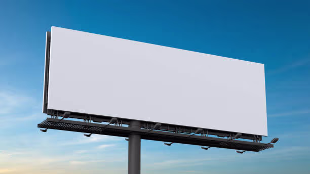 Estrutura metálica de outdoor instalada em via urbana